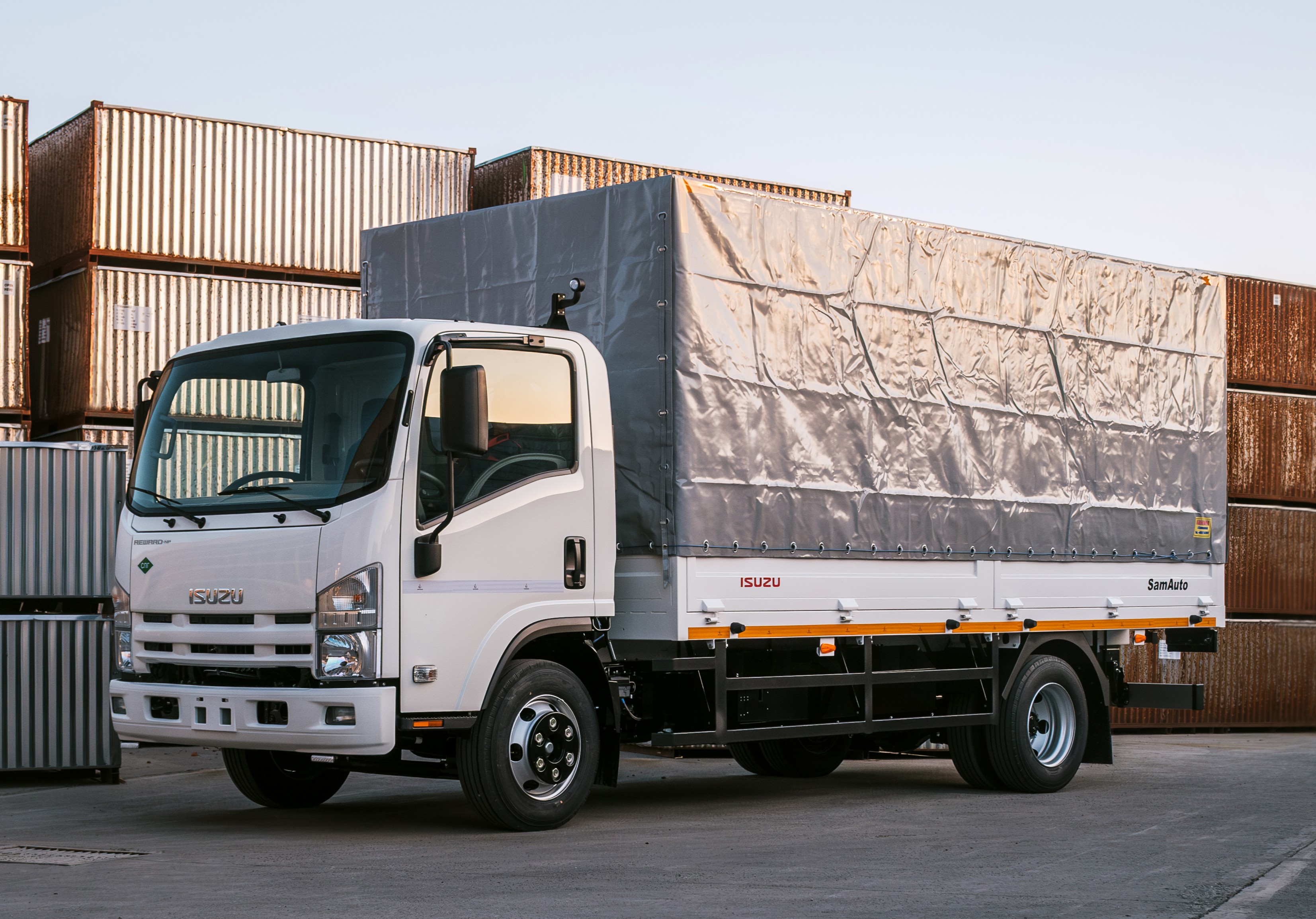 NPR 82 L (CNG) COMFORT Бортовой с тентом